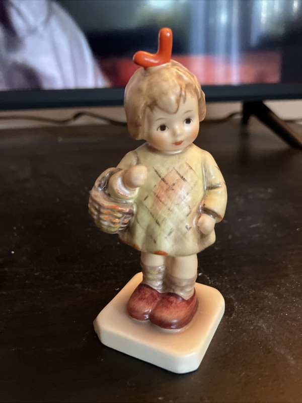 Goebel M.I. Hummel Porcelain Figurine Girl with Flower Basket 1992 W. Germany