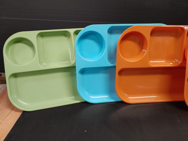 Vintage Colonial Plastic MFG Co. Picnic Trays Set of 6