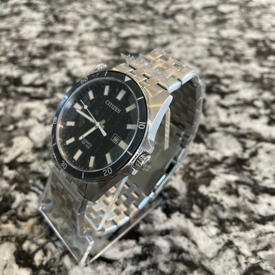 Citizen Men's Watch NWT Silver & Black, subtle vertical lines G112