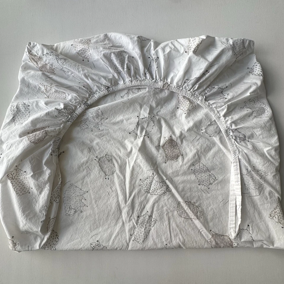 Sábana bajera ajustable Pottery Barn Kids bebé Shelby oveja blanca gris algodón orgánico Foto 4 de 4