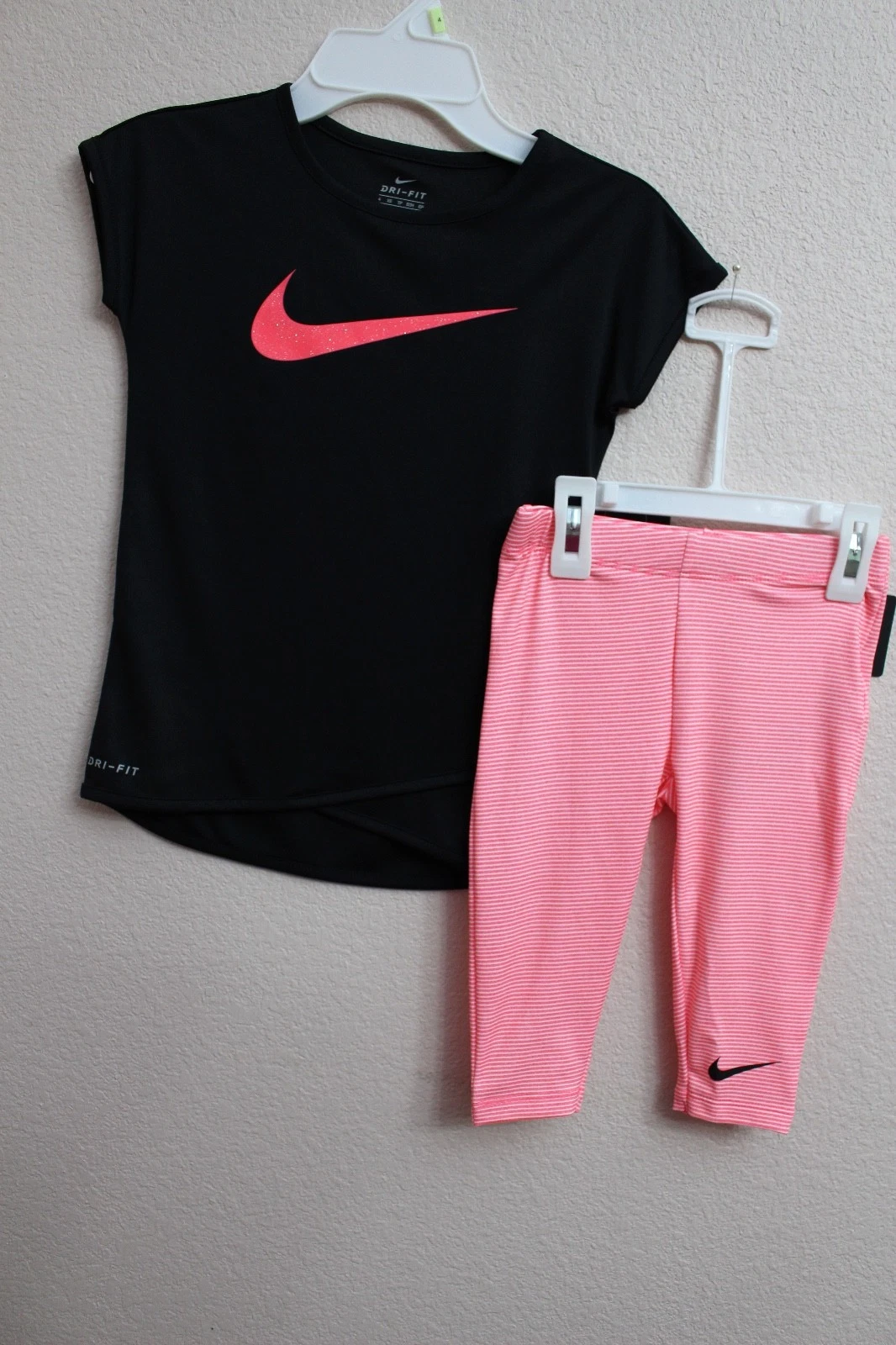 Nike Girl Short Sleeve Shirt/Capri Leggings Set Racer Pink, Black & White Size 4