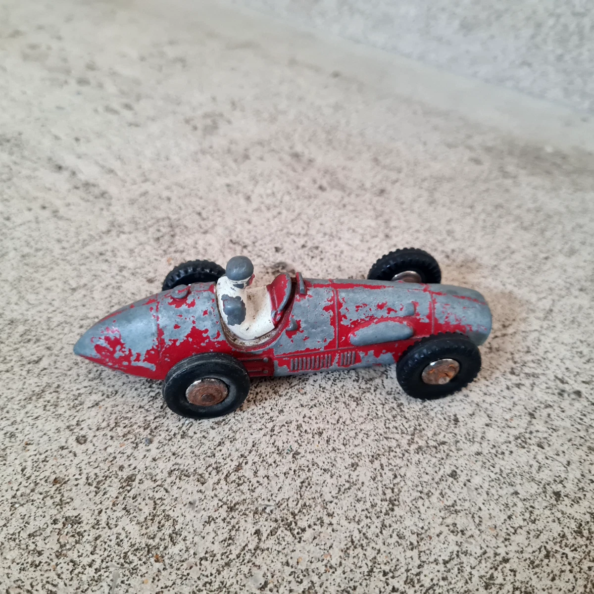 Dinky Toys France, Ferrari réf 23J rouge, calandre lisse. Bo