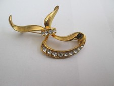 GOLD COLOURED BROOCH WITH CRYSTALS