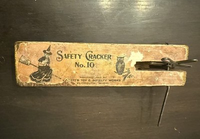 RARE ANTIQUE 1918 WOOD WILLETT  S #10 SAFETY CRACKER HALLOWEEN NOISE MAKER WITCH