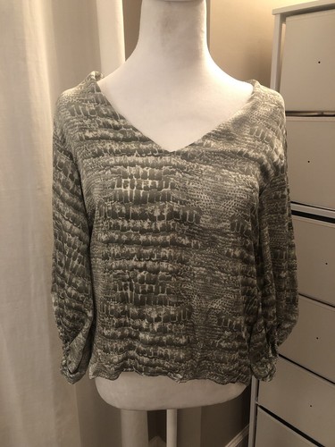 Caramels Women’s Top Size Small Grey White Snake