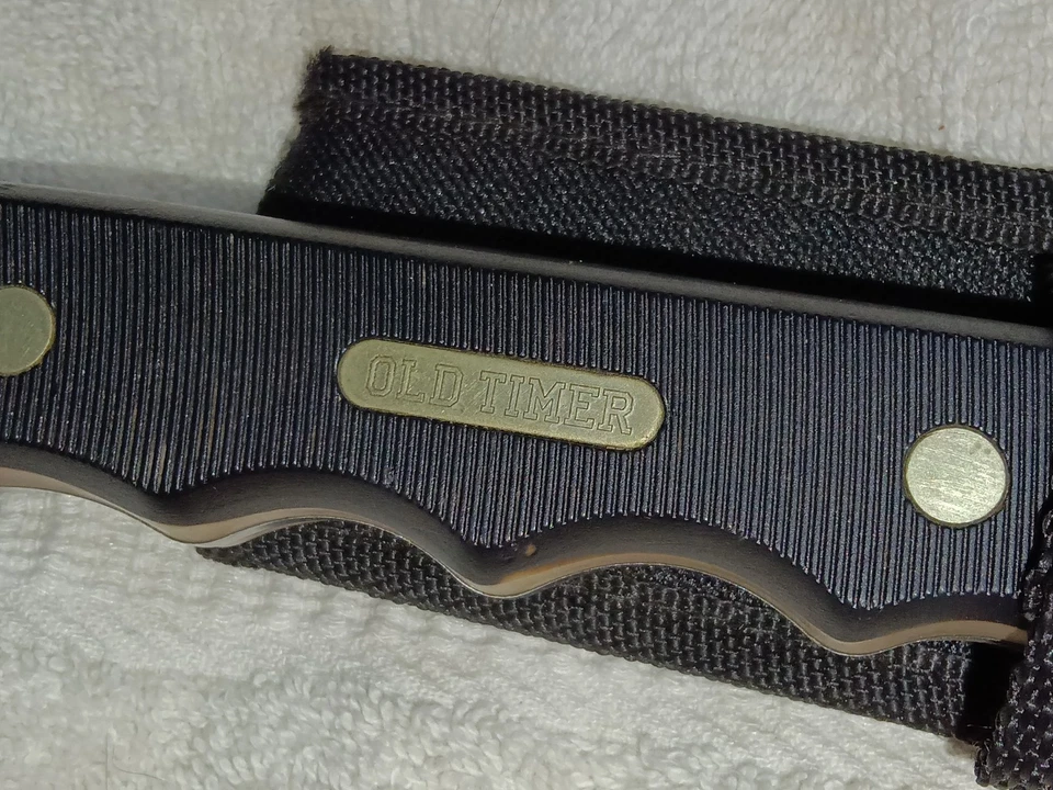 Cuchillo de hoja fija de acero inoxidable Schrade con funda Foto 3 de 3