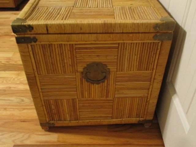 Baúl de almacenamiento grande antiguo de mimbre con detalles de latón y asas de latón Foto 3 de 4