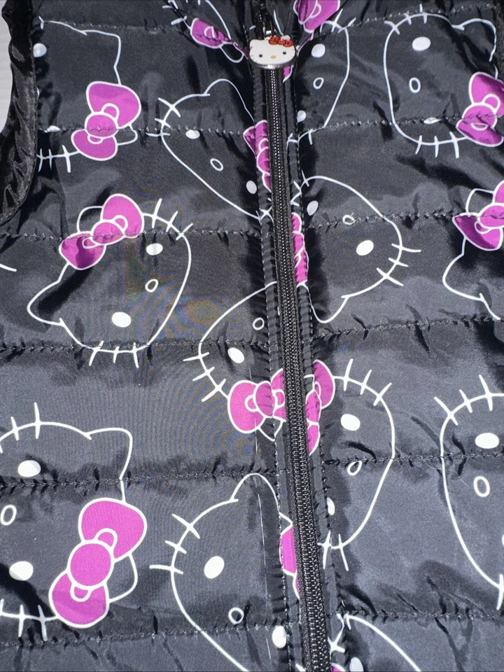 Colete acolchoado Hello Kitty by Sanrio tamanho 5/6 zíper completo preto roxo branco em excelente estado usado - Imagem 4 de 4