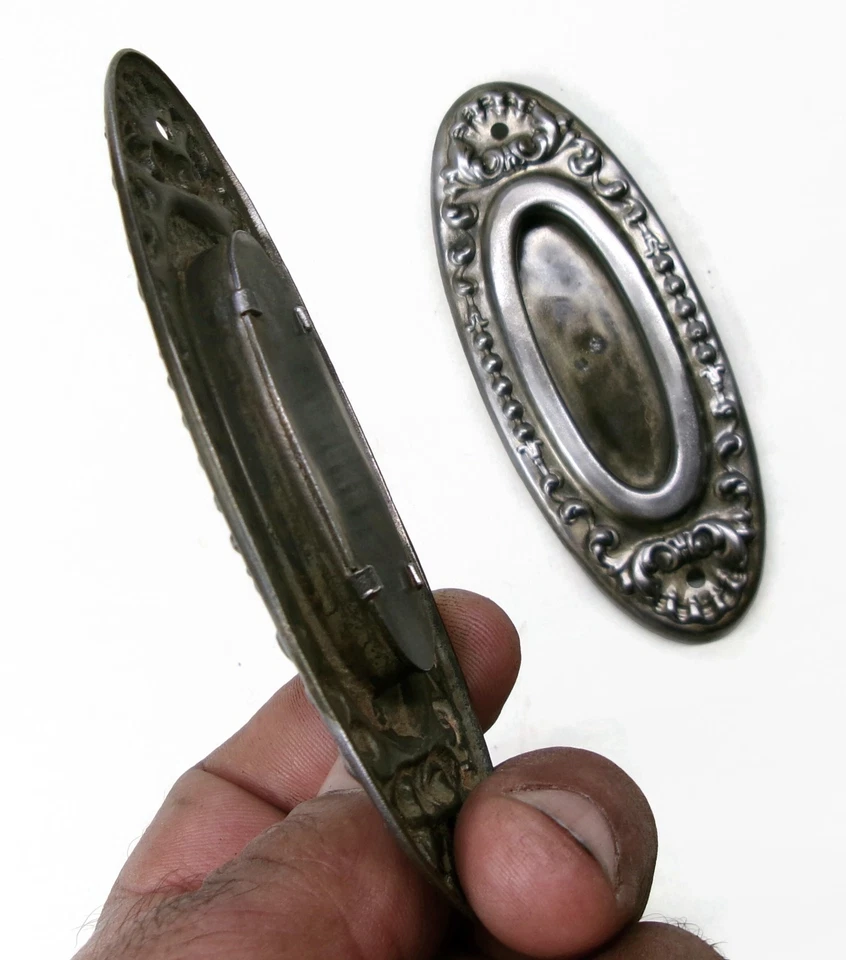 2 asas elevadoras de marco de ventana de hierro fundido ornamentadas antiguas victorianas Eastlake Foto 3 de 4