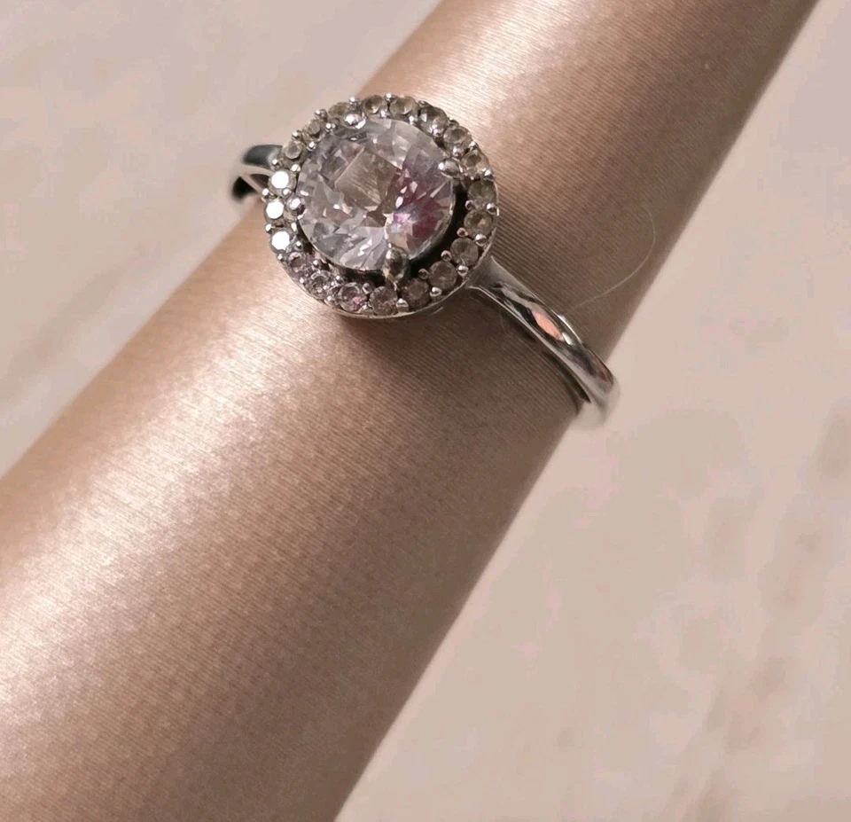 Anillo Kay Jewelers oro blanco 10k topacio blanco o halo de zafiro creado en laboratorio Foto 3 de 4