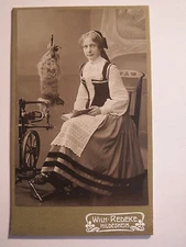 Hildesheim - Frau in Tracht mit Buch & Spinnrad ? Portrait / CDV