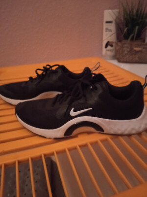 Turnschuhe von Nike für Damen, Größe 38, neuwertig, zu verkaufen.