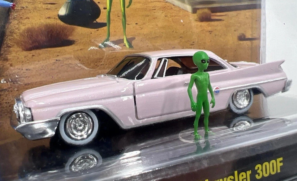 2025 M2 Machines Diorama 1960 Chrysler 300F Pink W/ Alien & Tube-man R16 198H - Image 2 of 3