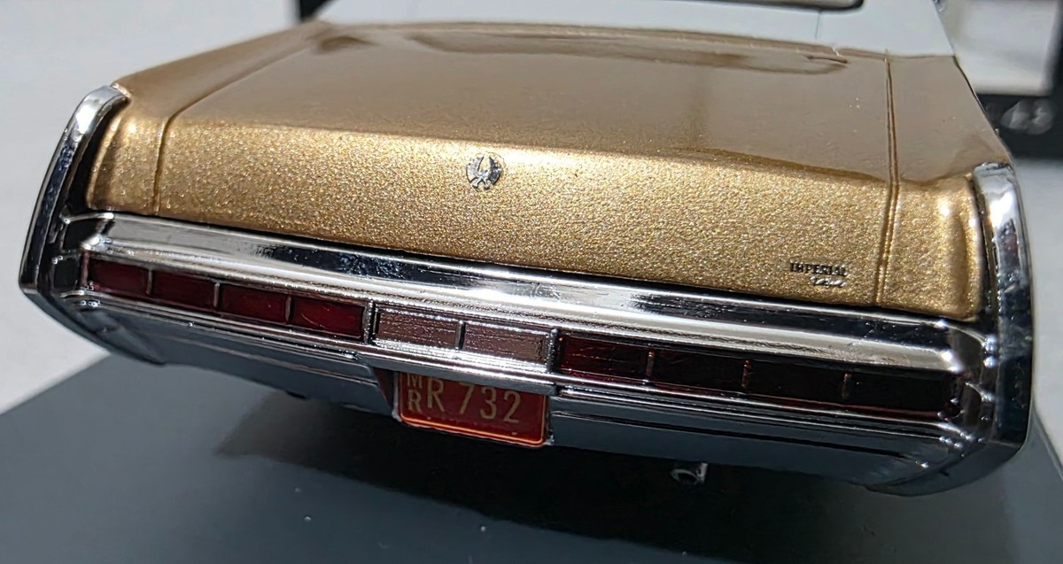 Chrysler Imperial LeBaron Sedan 4-Door 1971 Gold 1:43 Neo NEO44732