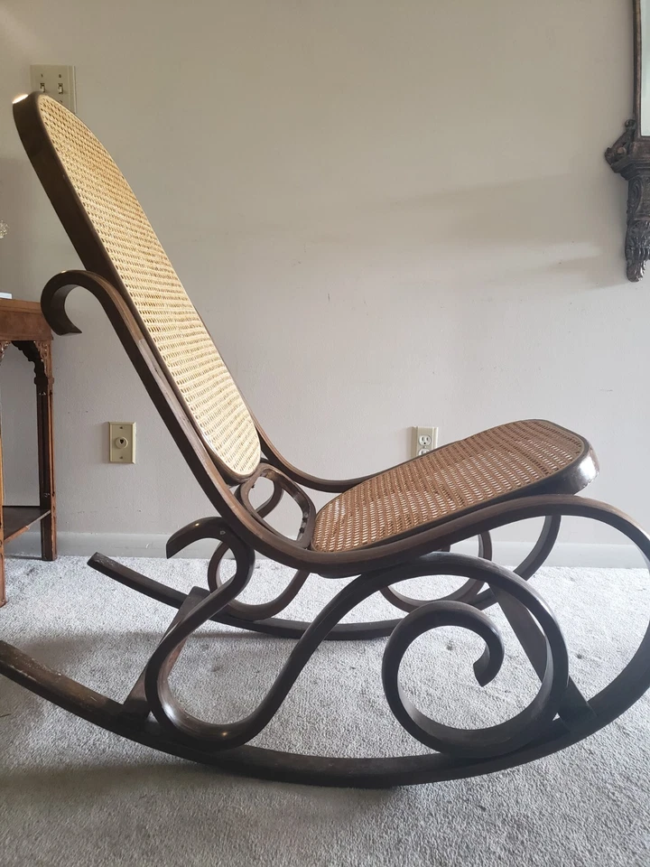 Juego balancín y mesa auxiliar/taburete de pie estilo tonet de madera curvada vintage Foto 2 de 4