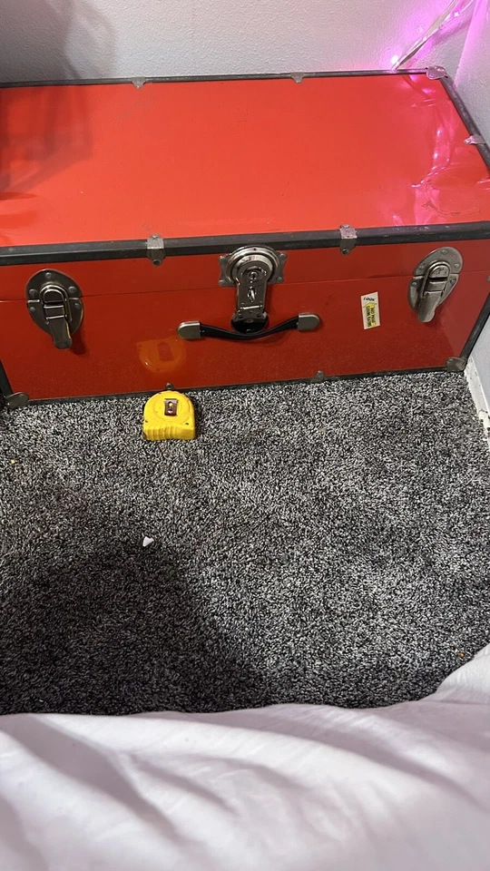 Pecho/baúl rojo con bloqueo largo (30 pulgadas de ancho y 12 pulgadas de alto) Foto 2 de 4