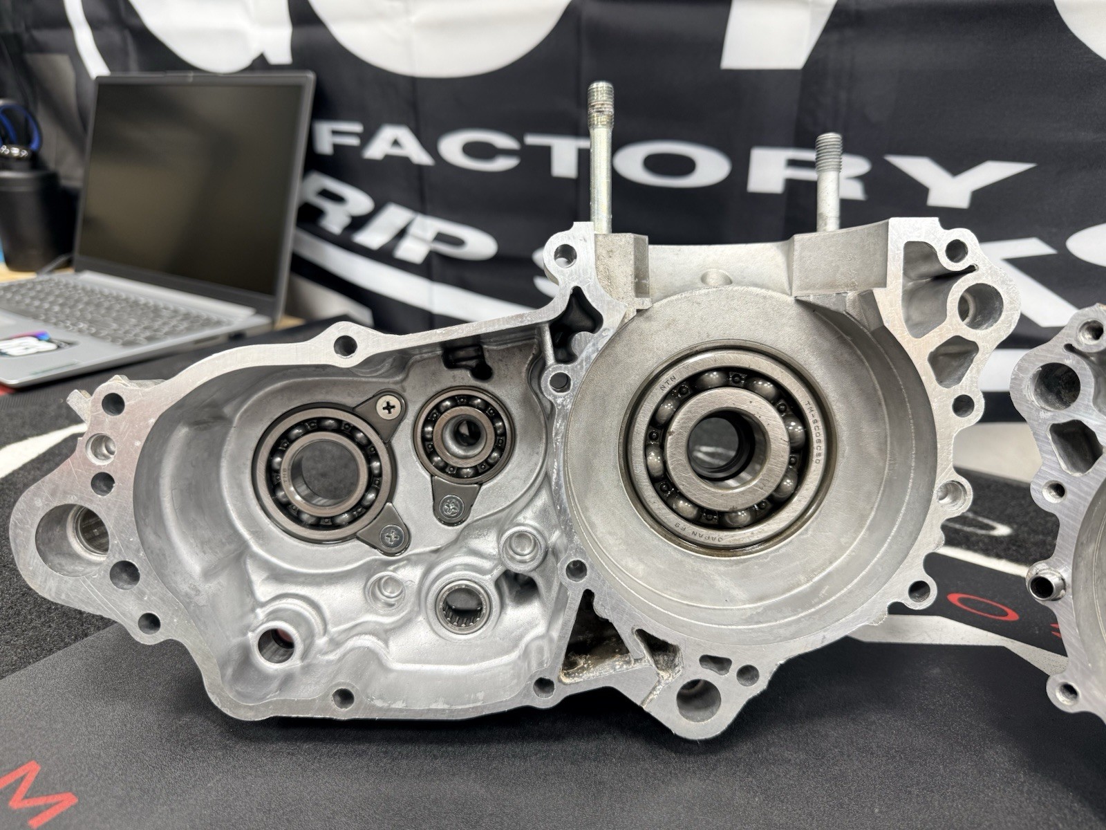 2003 KAWASAKI KX250 OEM Crankcase Set Left & Right! 14001-1307, Good Cases KX250