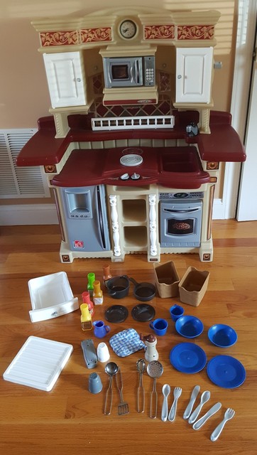 Step2 Classic Lifestyle Party Time Play Kitchen With 33 Cooking
