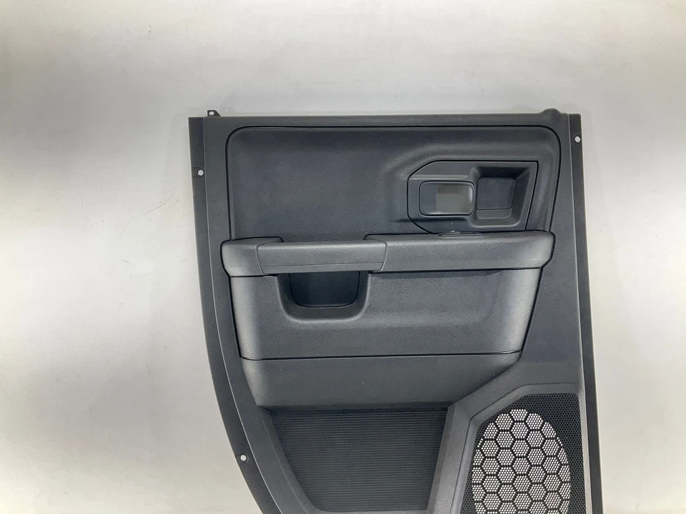 13-18 RAM 1500 Rear Driver-Left Door Trim Panel - Imagem 4 de 4
