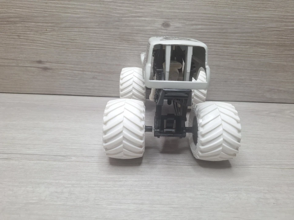 Monster Jam Monster Truck excavadora de tumbas blanco y negro 1:24 diecast de gran tamaño. Foto 4 de 4