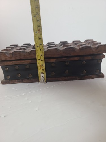 Scatola gioielli in legno vintage stile medievale aspetto antico coperchio intagliato fatto a mano - Foto 12 di 14