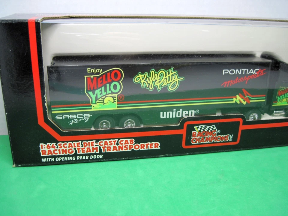 1992 年赛车冠军:Kyle Petty's MELLO 黄色车队运输车 1: 64 比例 — 第 3/4 张图片