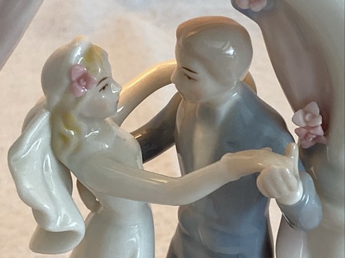 Cake topper matrimonio porcellana Wilton 2002, alto 6-1/2", coppia danzante con rose - Foto 3 di 13