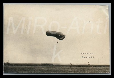 Foto, Nachl. Fliegering.Pelletier, Sperrballon über Flugplatz, L319L