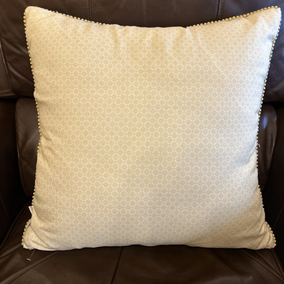 Isaac Mizrahi 20x20 Yellow Floral Beaded & Bunny Throw Pillow Foto 4 de 4