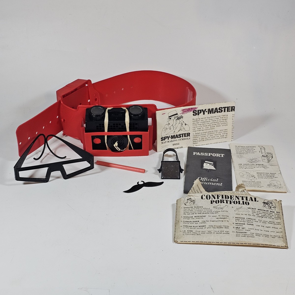 Secret Collection～RED～ Vintage 1960s Spy Master Secret Agent Kit Marx Toy Co. Belt Camera