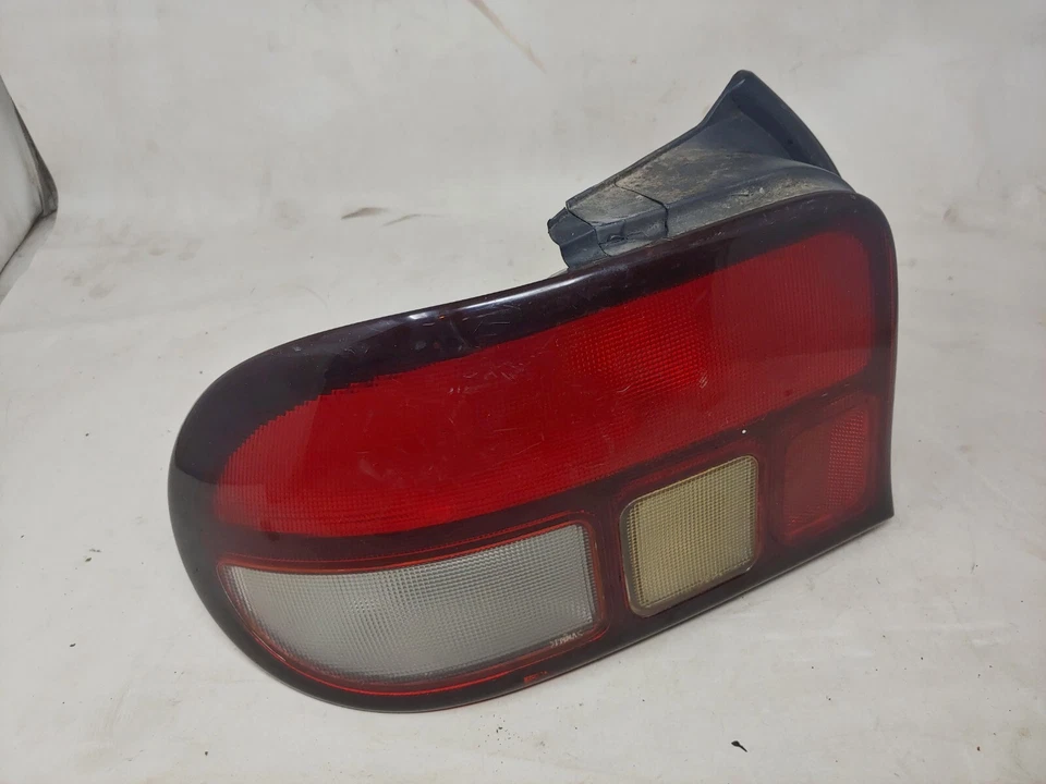 Luz trasera izquierda Ford Aspire 1997 conductor OEM  Foto 3 de 4
