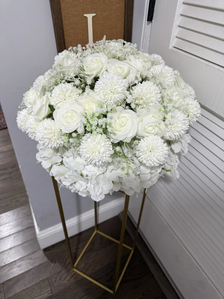 Boda Flores Blancas Con Soporte Dorado Foto 4 de 4