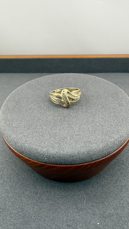 10K Yellow Gold Swirl Ring w Clear Accent Stones Size 6.75 2.85g