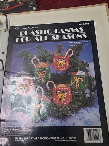 VTG Lot 28 Plastic Canvas Craft Pattern Booklets In Leisure Arts Library Binder - Picture 17 of 17