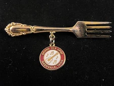 GRAND OLE OPRY PIN / PINBACK GOLD COLORED FORK W/ MEDALLION VINTAGE SOUVENEIR 
