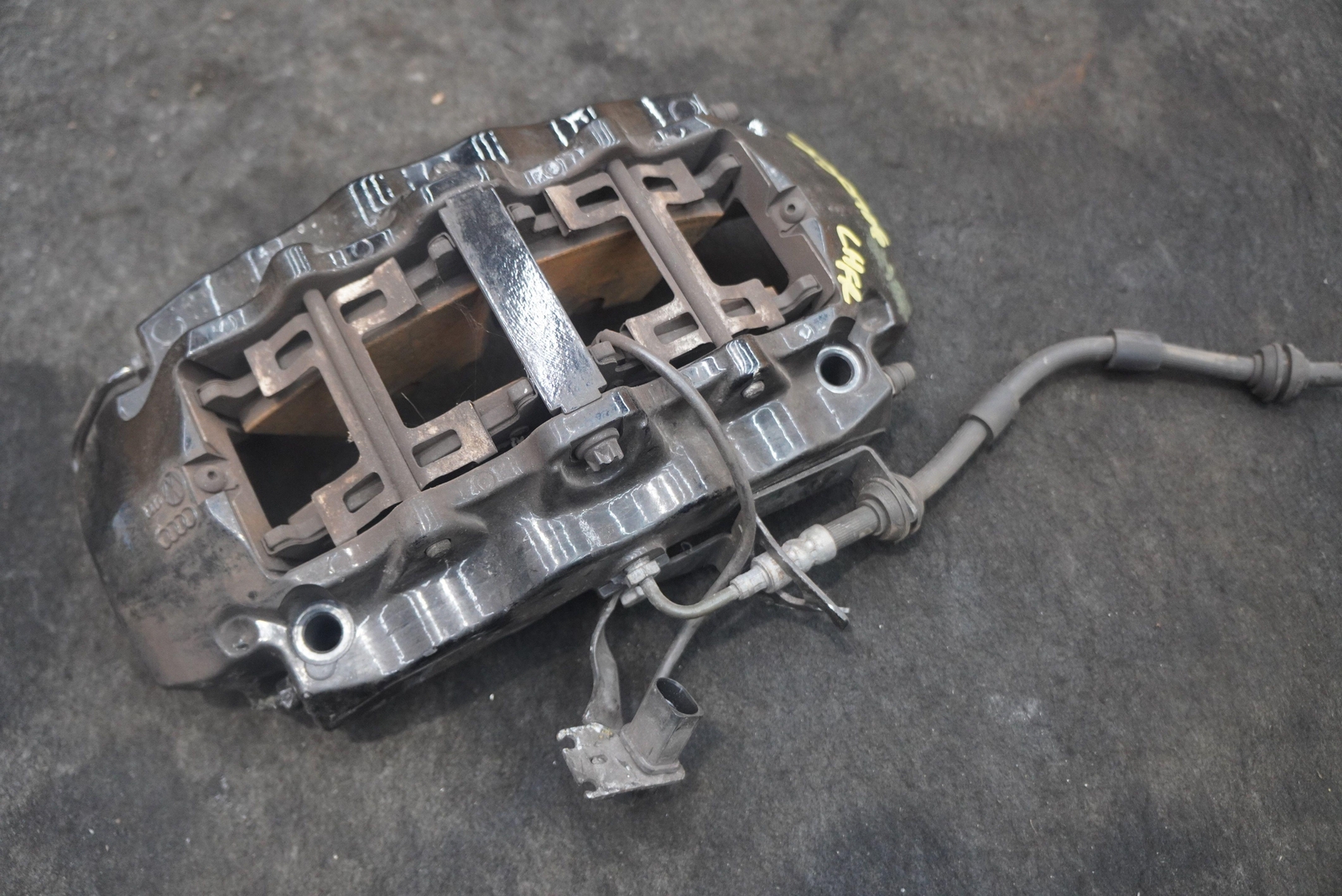 Front Left Brake Caliper & Bracket Black 420615107B OEM Audi R8 2010-13