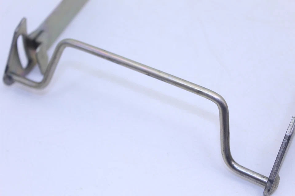 88-07 KAWASAKI NINJA 250R ОРИГИНАЛЬНАЯ ЗАЩЕЛКА СИДЕНЬЯ В СБОРЕ R2.BX8 - Изображение 3 из 4