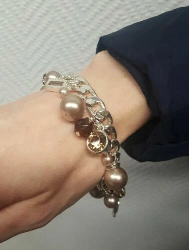 Braune Modeschmuck-Armbänder