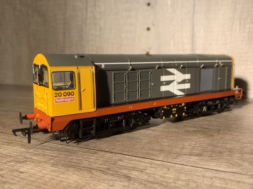 Bachmann 32-029A Spur O Class 20 20090 Railfreight Red Stripe Boxed | Condition: Used