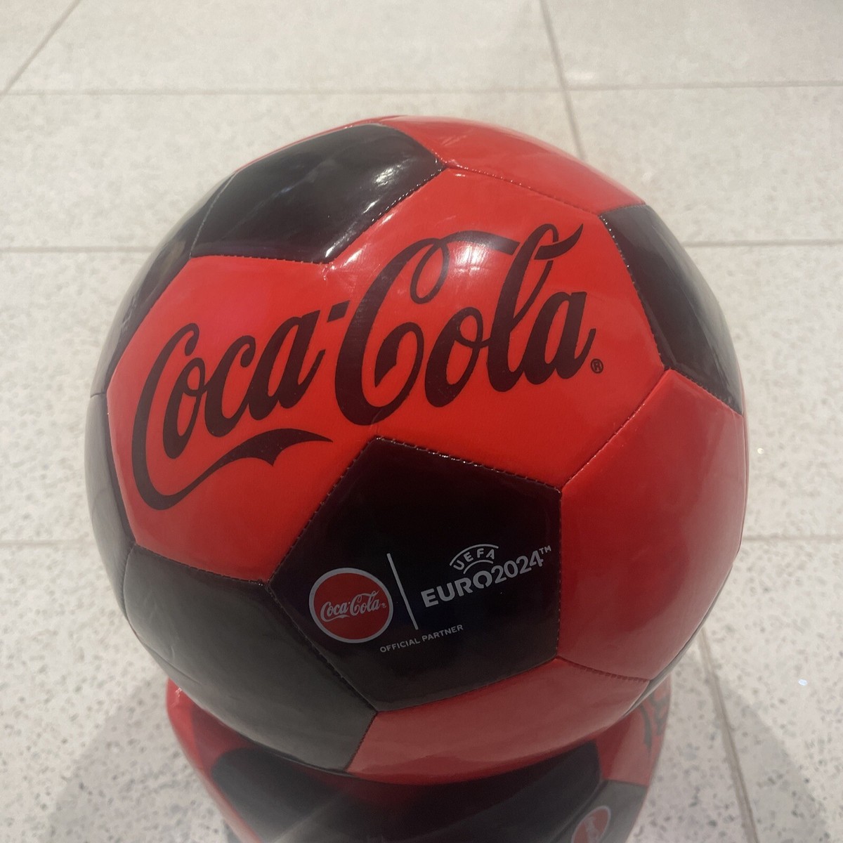 Lot De 2 Bracelets Caoutchouc Coca-Cola "On Parle Tous Football" - Rouge & Bleu - NEUF
