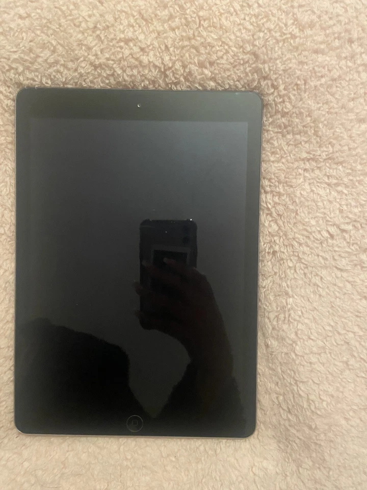iPad Air Grey (First Generation) - Image 4 of 4