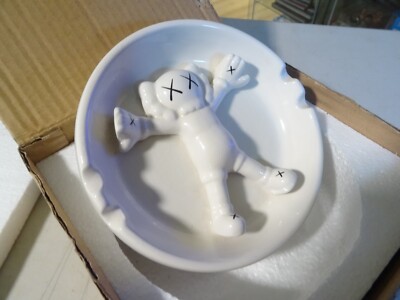 KAWS ×Original Fake ×gallery1950 Ashtray KAWS - OriginalFake Ashtray (White) – Toyol Toys