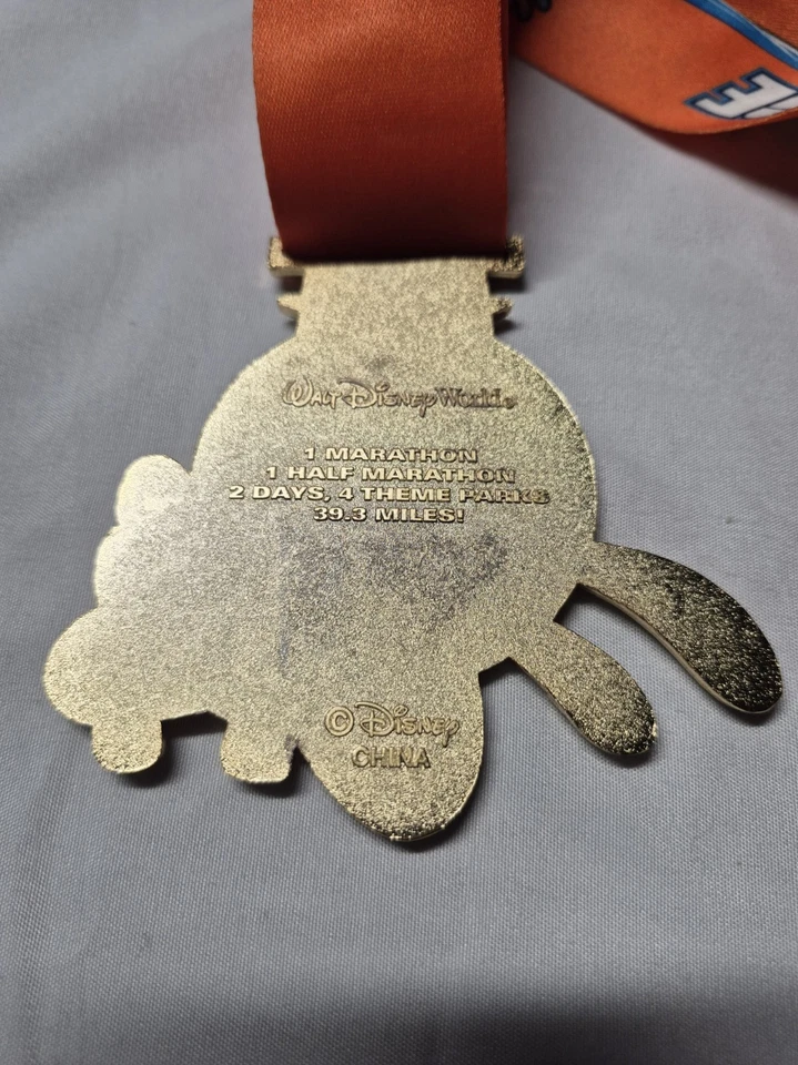 Medalla Goofy's Race and a Half Challenge 2012 y 2 carreras Foto 3 de 4