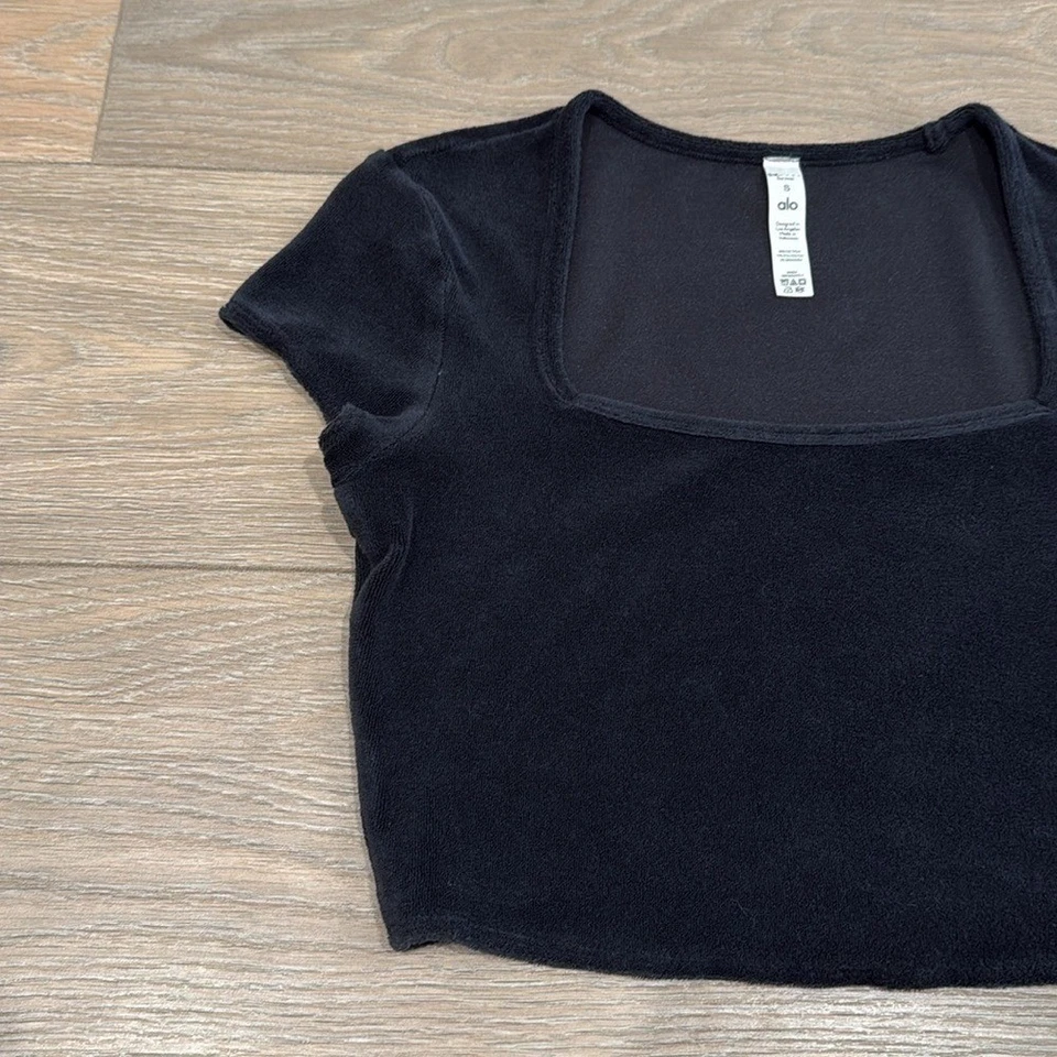 Camiseta corta de manga corta de tela de felpa negra junto a la playa ALO YOGA talla S Foto 3 de 4