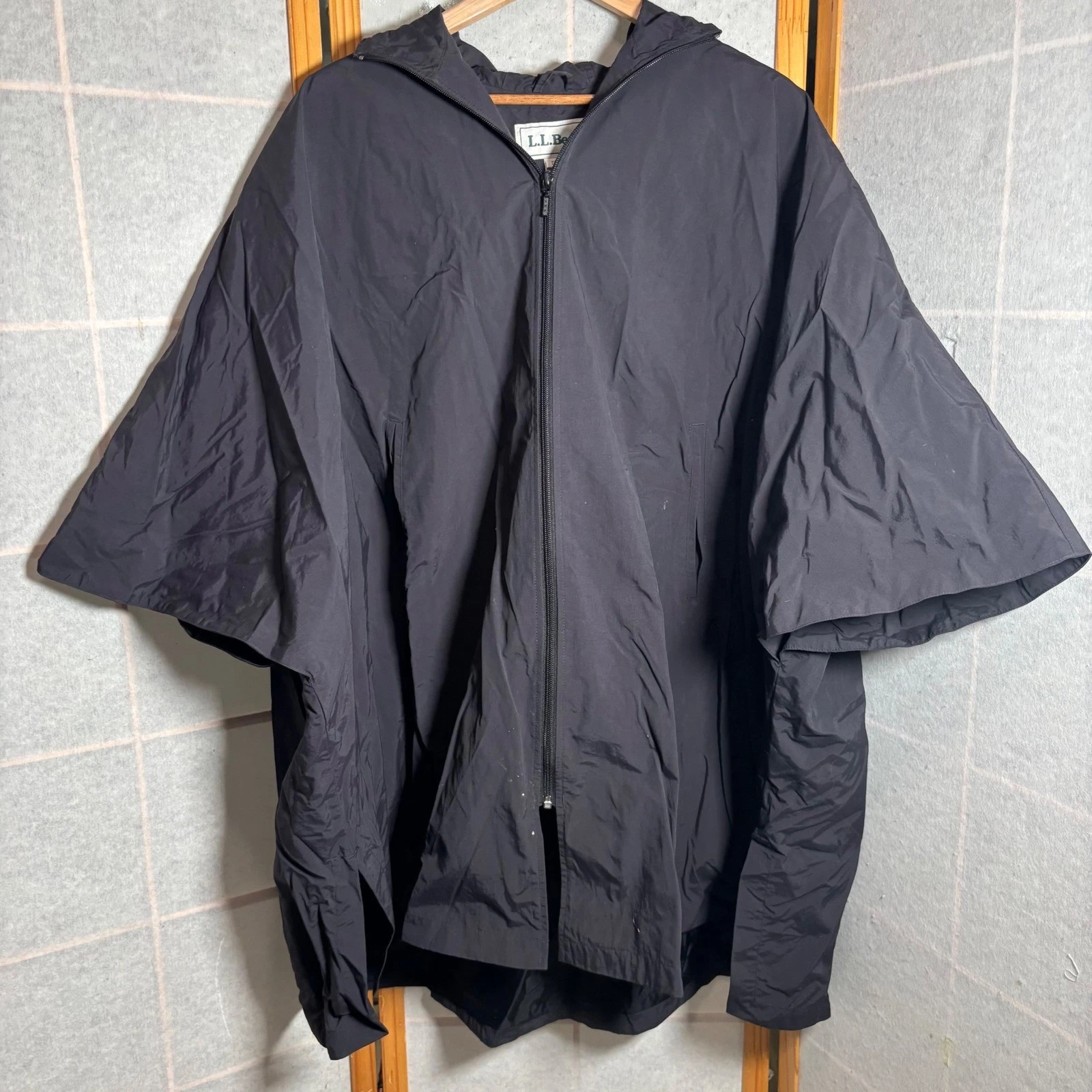 Vintage L.L.Bean Black Hooded Zip Up Poncho Cape Jacket Rain Outerwear Women Reg
Opens in a new wind