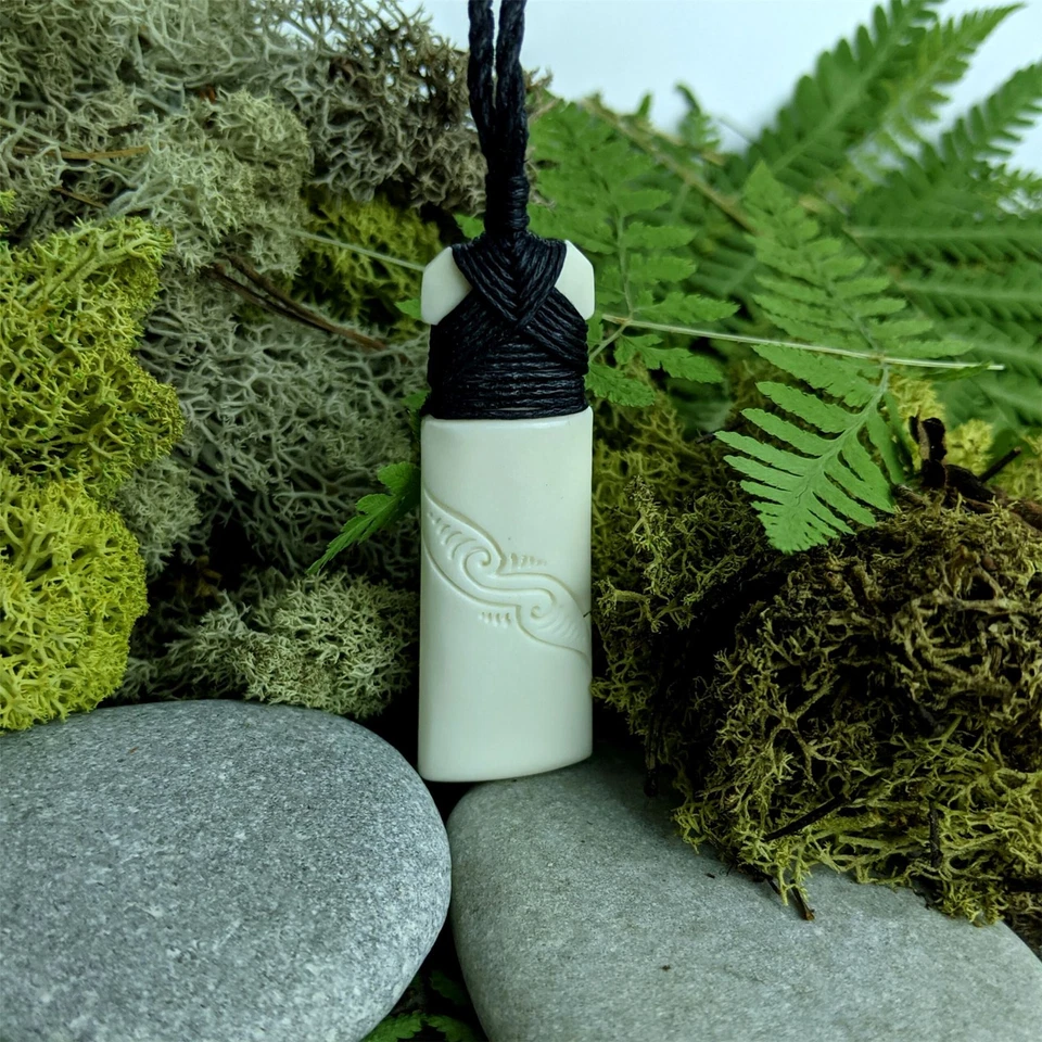 Collar Hueso Tallado 81ª Generación Toki Grabado Doble Koru Colgante Cordón Foto 4 de 4