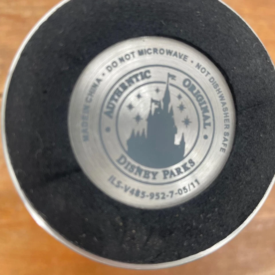 Vaso de viaje Piratas del Caribe parques Disney tachonado imitación cuero calavera Foto 3 de 4