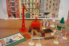 24 VINTAGE PLASTIC TRAIN S or O SIGNS, SIGNALS, ACCESSORIES, TREE, PEOPLE.