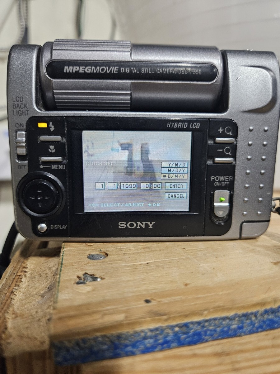 Sony Cybershot DSC F55E MPEG Carl Zeiss Camera With Battery