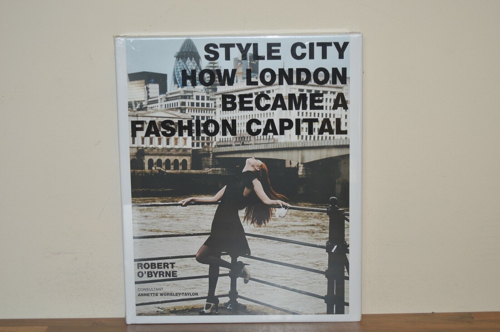 Style City - How London Became A Fashion Capital - Robert O'Byrne H/B 2009 (B8) - Not Available